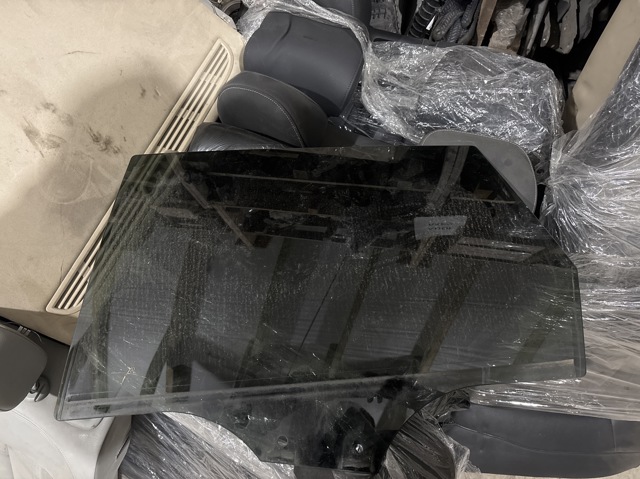 Скло задньої двері лівої 8W9845205B VAG