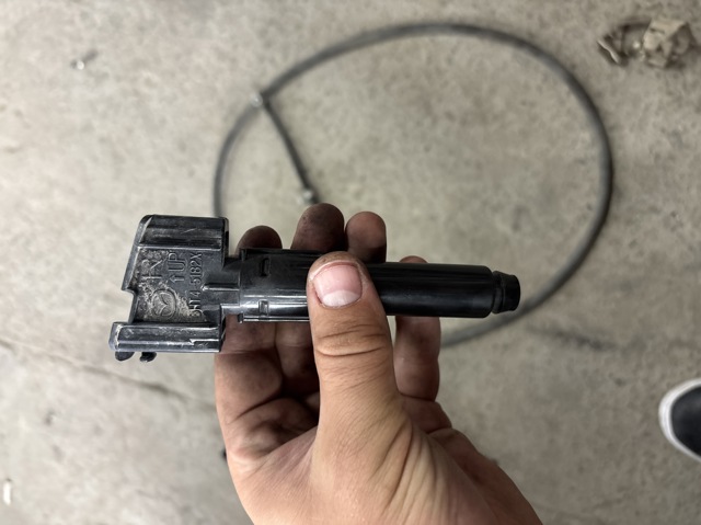 Сопло омивача фари передньої, правої BHT45182X MAZDA
