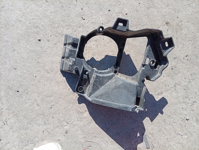 Кронштейн кріплення протитуманной фари, правої 521250E041 TOYOTA