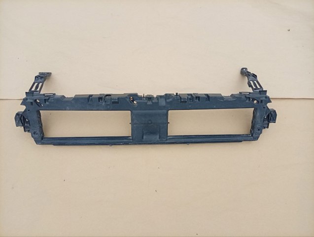 Кронштейн решітки радіатора 8W0807771 VAG