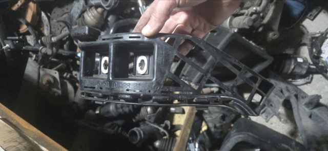 Кронштейн бампера заднього, лівий A2128850765 MERCEDES