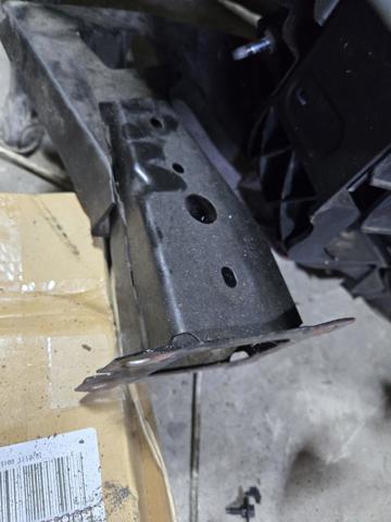 Кронштейн передньої балки KDY03488Y MAZDA