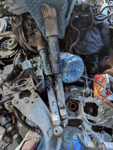 Стійка амортизатора задня KN1C28700A MAZDA