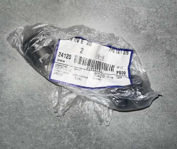 Подушка кріплення радіатора верхня 7P0121276 VAG