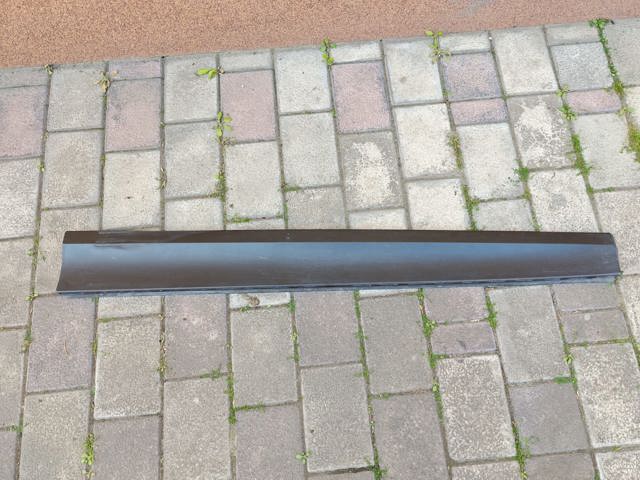 Молдинг передніх правих дверей, нижній 51137205780 BMW