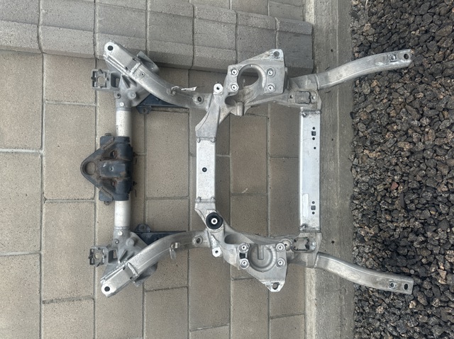 Передня балка LR072570 LAND ROVER