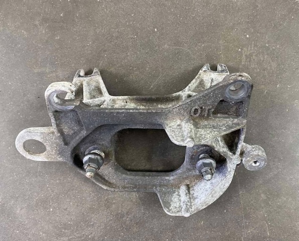 Кронштейн подушки (опори) двигуна, лівої 112221641R NISSAN