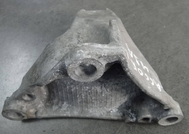 Кронштейн подушки (опори) двигуна, правої 11910R40A00 HONDA