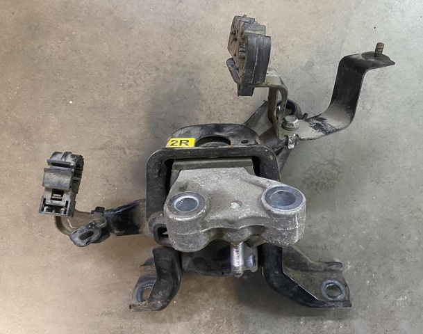 Права подушка мотора 123050T070 TOYOTA