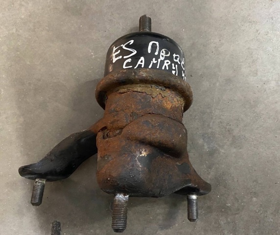 Права подушка мотора 1236231040 TOYOTA
