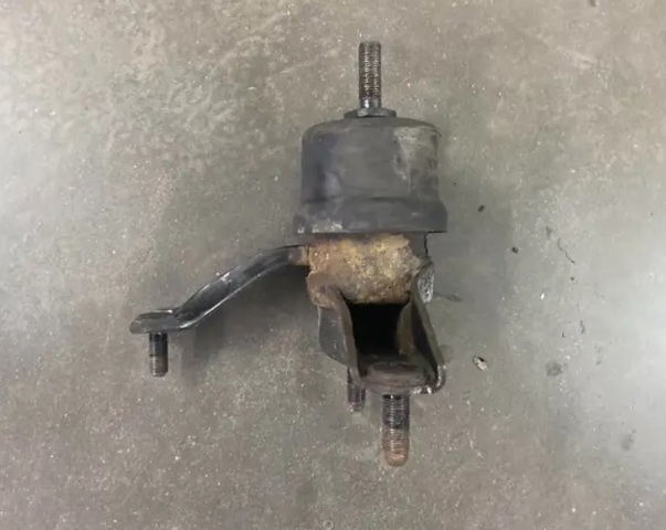 Ліва подушка двигуна 123720H020 TOYOTA