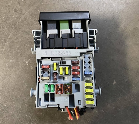 Коробка запобіжників 13222786 GM