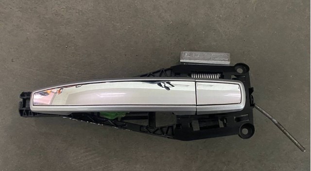 Тримач зовнішньої ручки дверей, задніх правих 13505889 GM