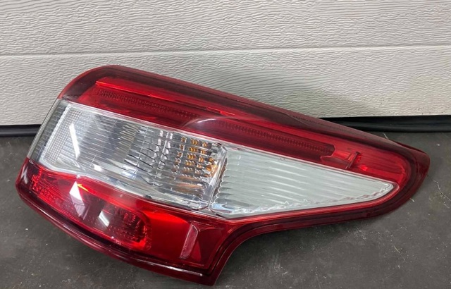 Фара задня права зовнішня 265504EA0A NISSAN