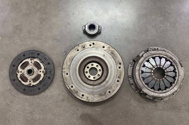 Комплект зчеплення  301002Y000 NISSAN