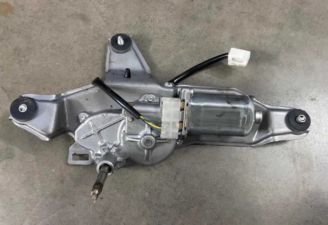 Двигун склоочисника заднього скла 3881065J00 SUZUKI