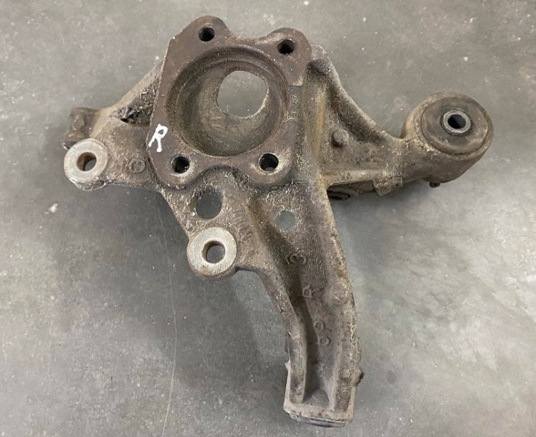 Цапфа - поворотний кулак задній, правий 4230406140 TOYOTA