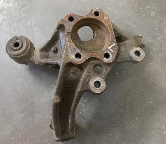 Кулак поворотний лівий 4230506130 TOYOTA