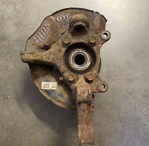 Кулак поворотний передній правий 4321112460 TOYOTA