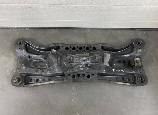 Балка задньої підвіски поперечна 5120606090 TOYOTA