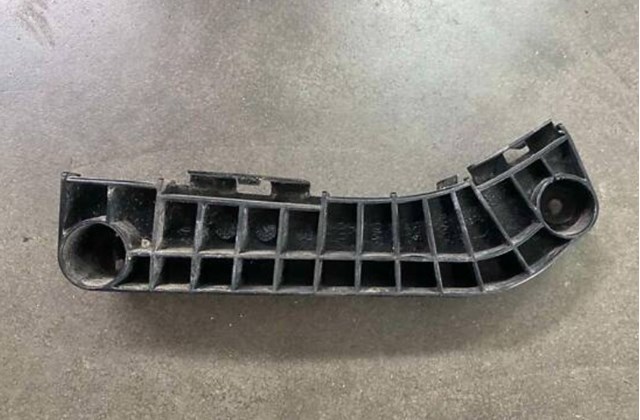 Кронштейн бампера переднього, зовнішній правий 5253533040 TOYOTA