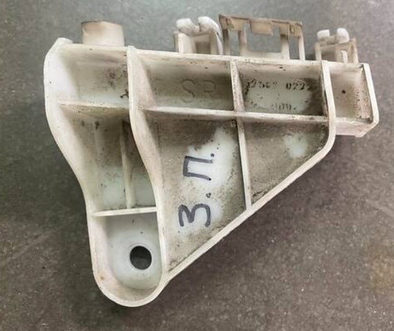 Кронштейн бампера заднього, правий 5256202220 TOYOTA
