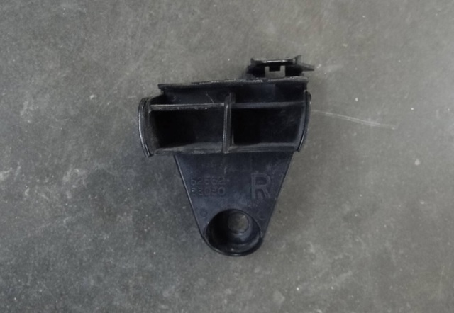 Кронштейн бампера заднього, правий 5256233030 TOYOTA