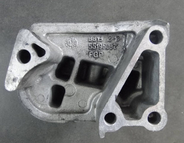 Кронштейн подушки (опори) двигуна, правої 55195032 FIAT