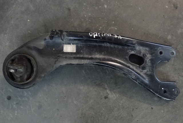 Важіль/тяга задньої підвіски подовжній нижній, лівий 552702T000 HYUNDAI