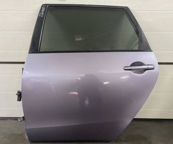 Двері задні Mitsubishi Grandis