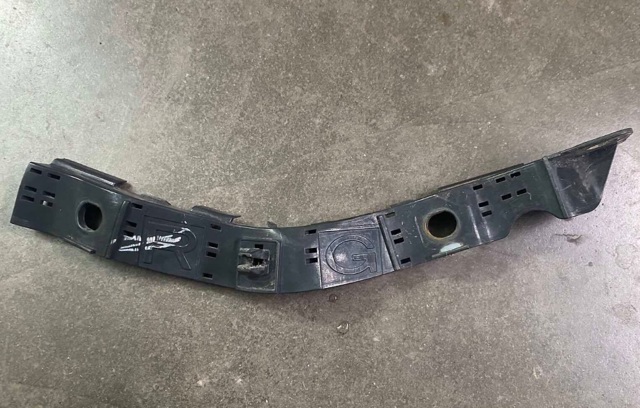 Праве кріплення переднього бампера 57707XA10A SUBARU
