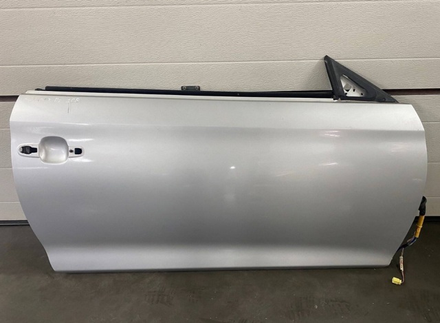Дверка передня права 67001AA070 TOYOTA
