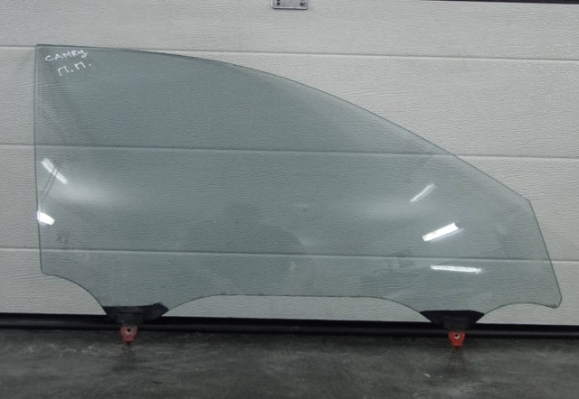 Скло передньої правої двері 6810106080 TOYOTA