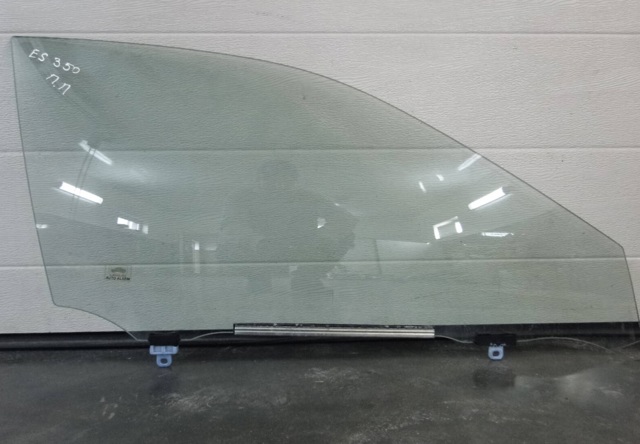 Скло передньої правої двері 6810133151 TOYOTA
