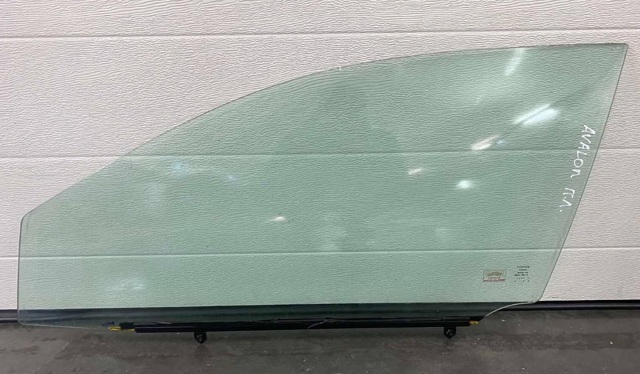 Скло водійських дверей 6810207030 TOYOTA