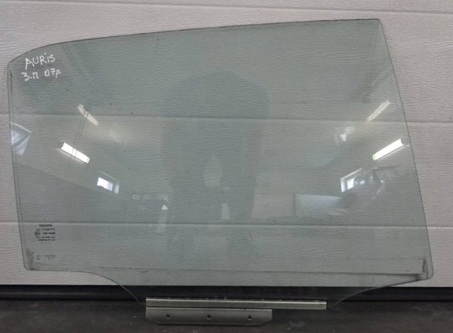 Скло задньої двері правої 6810302210 TOYOTA
