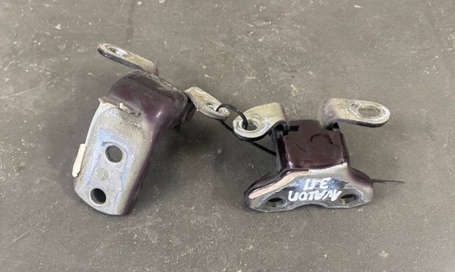 Завіса дверей передніх правих 6871002020 TOYOTA