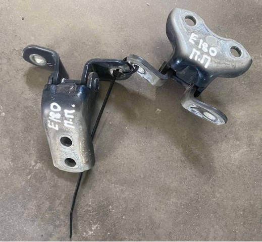 Петля передніх дверей права 687300D071 TOYOTA