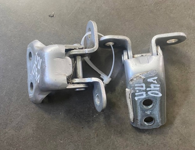 Петля передніх дверей права 6873033020 TOYOTA