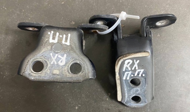 Петля передніх дверей права 6873033021 TOYOTA