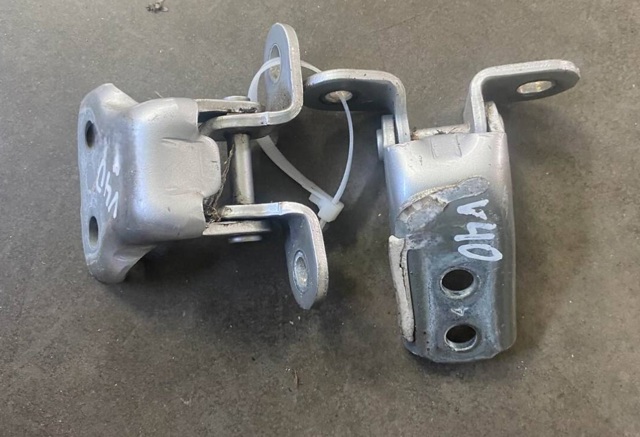 Петля передніх дверей лівих 6874033020 TOYOTA