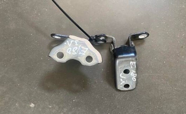 Петля задніх лівих дверей 687800D071 TOYOTA