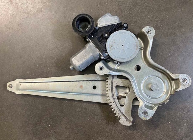 Механізм склопідйомника двері задньої, правої 6980306110 TOYOTA