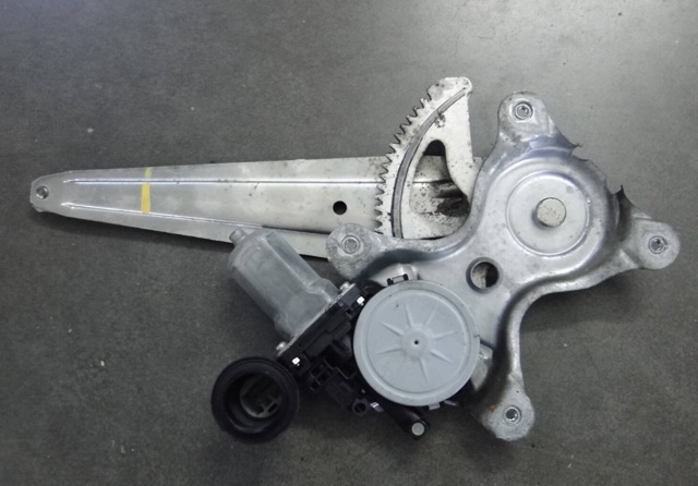 Склопідйомник задніх лівих дверей 6980406110 TOYOTA