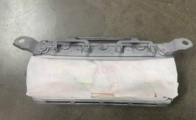 Подушка безпеки, водійська, AIRBAG, захисту колін 7390002010B0 TOYOTA