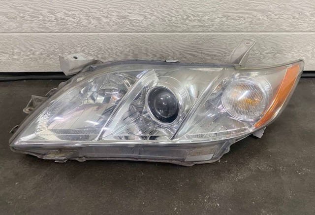 Фара ліва передня 8115006201 TOYOTA