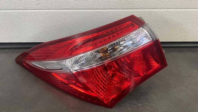 Задня ліва зовнішня фара 8156102760 TOYOTA