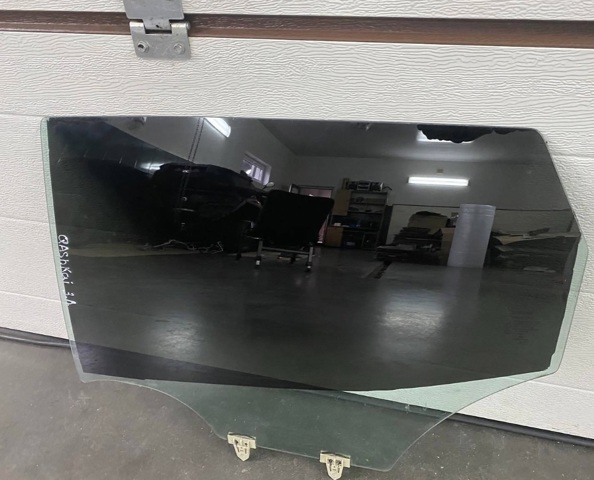 Скло задніх дверей, лівих 823014EA0A NISSAN