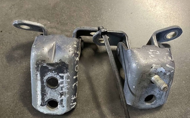 Петля передніх дверей, правих 824202F030 NISSAN