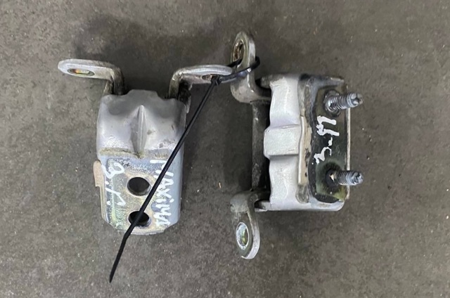 Петля передніх дверей права 824204P000 NISSAN